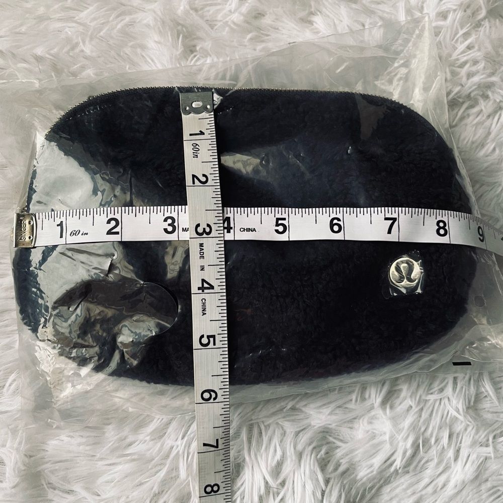 NEW Lululemon Everywhere Belt Bag Black Fleece 1L - Picture 11 of 16